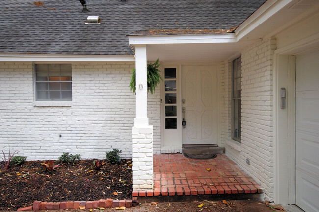 Building Photo - 596 L'Ombre Ct NE