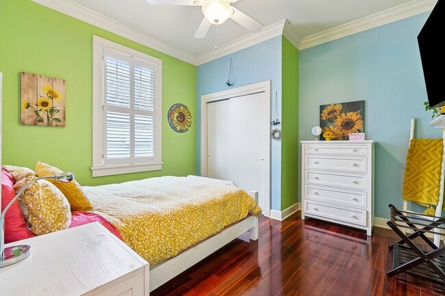 Building Photo - Gorgeous 3BD/3BA with Courtyard