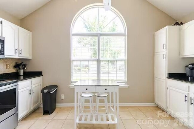 Building Photo - 8263 Southgate Commons Dr