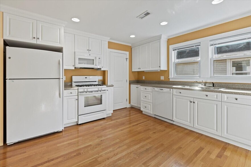 Building Photo - 45 S Waverly St