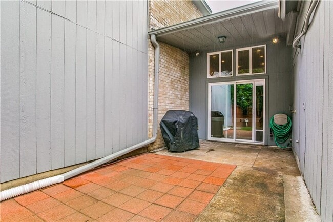 Building Photo - Beautifully Crafted 2/2.5/2 Town Home in Euless!