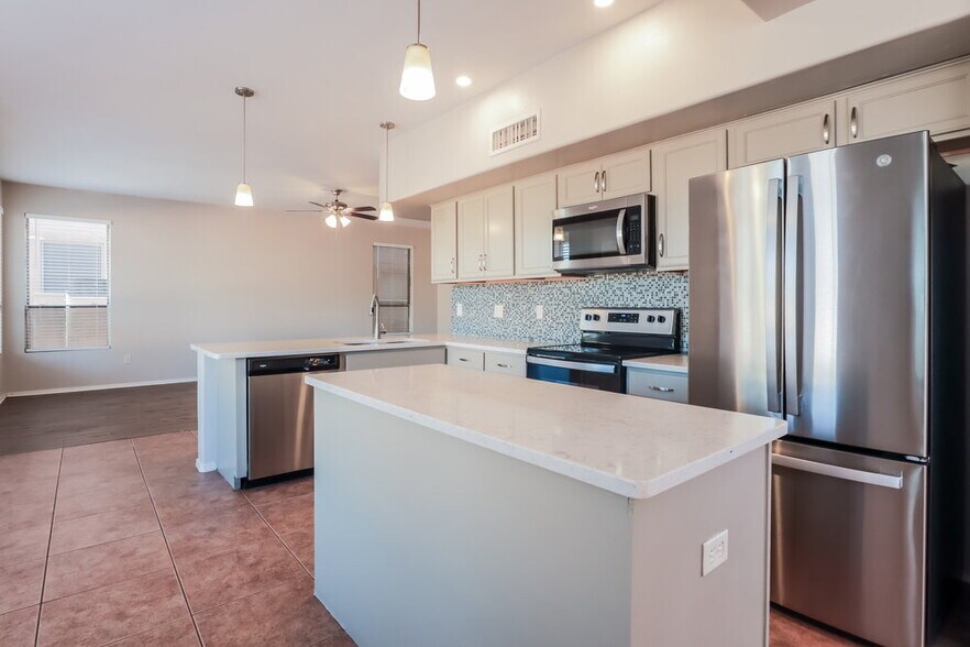 Building Photo - 355 E Camino Del Abeto