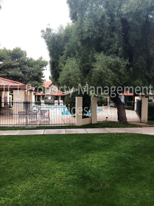 Building Photo - Cute 2 bedroom Town-home in Mesa!