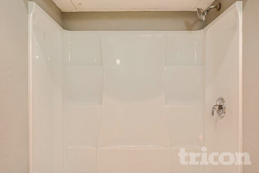 Building Photo - 6026 Lakecrest Dr