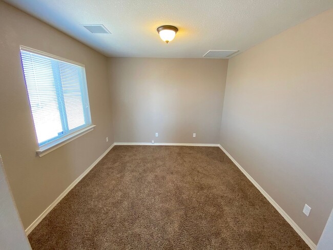 Building Photo - East El Paso LARGE 4 bed Refrig A/C!