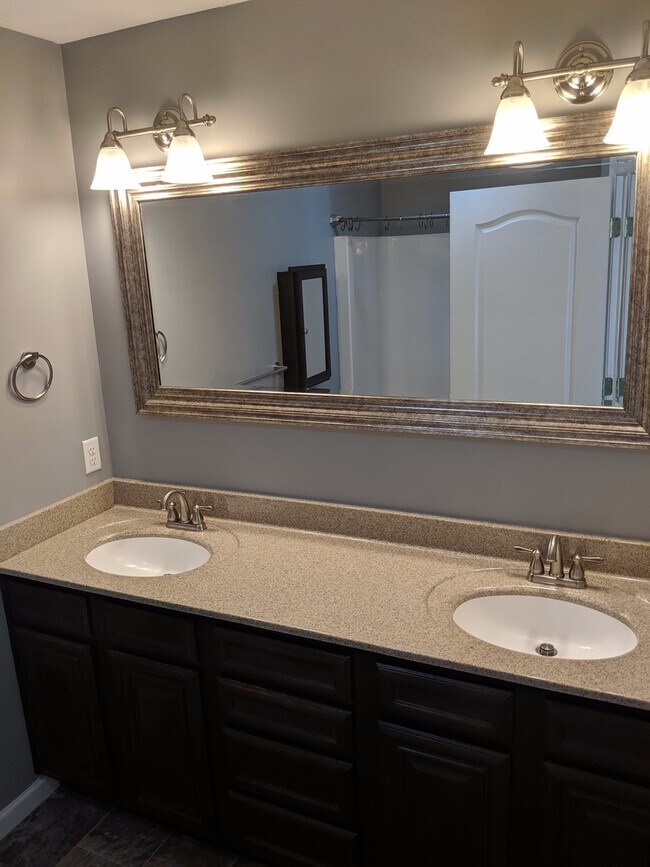 Building Photo - Luxury End-Unit Townhome in Cedar Point, North Harrisonburg!