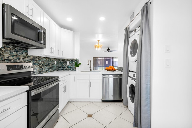 Building Photo - 153 W Laurel Dr