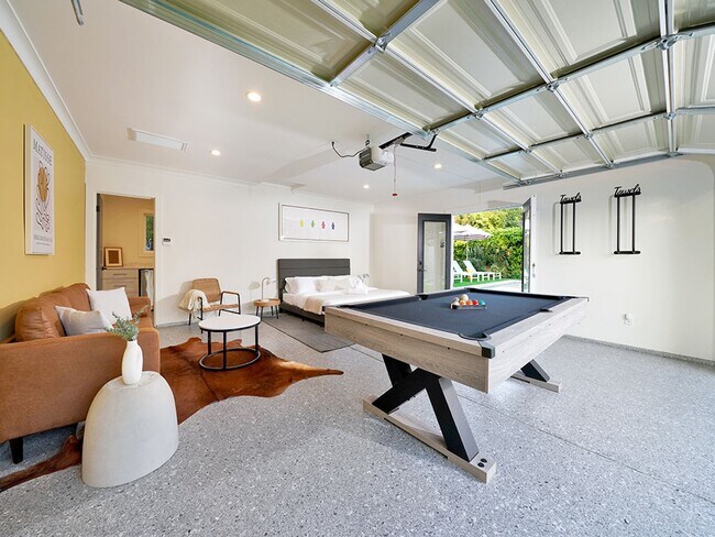 Building Photo - Luxe 5+4.5 w/detached studio, downstairs e...