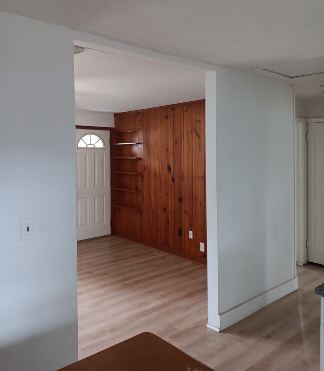 Building Photo - Annual 2 Bedroom + Den / 2 Bath Home – Sar...