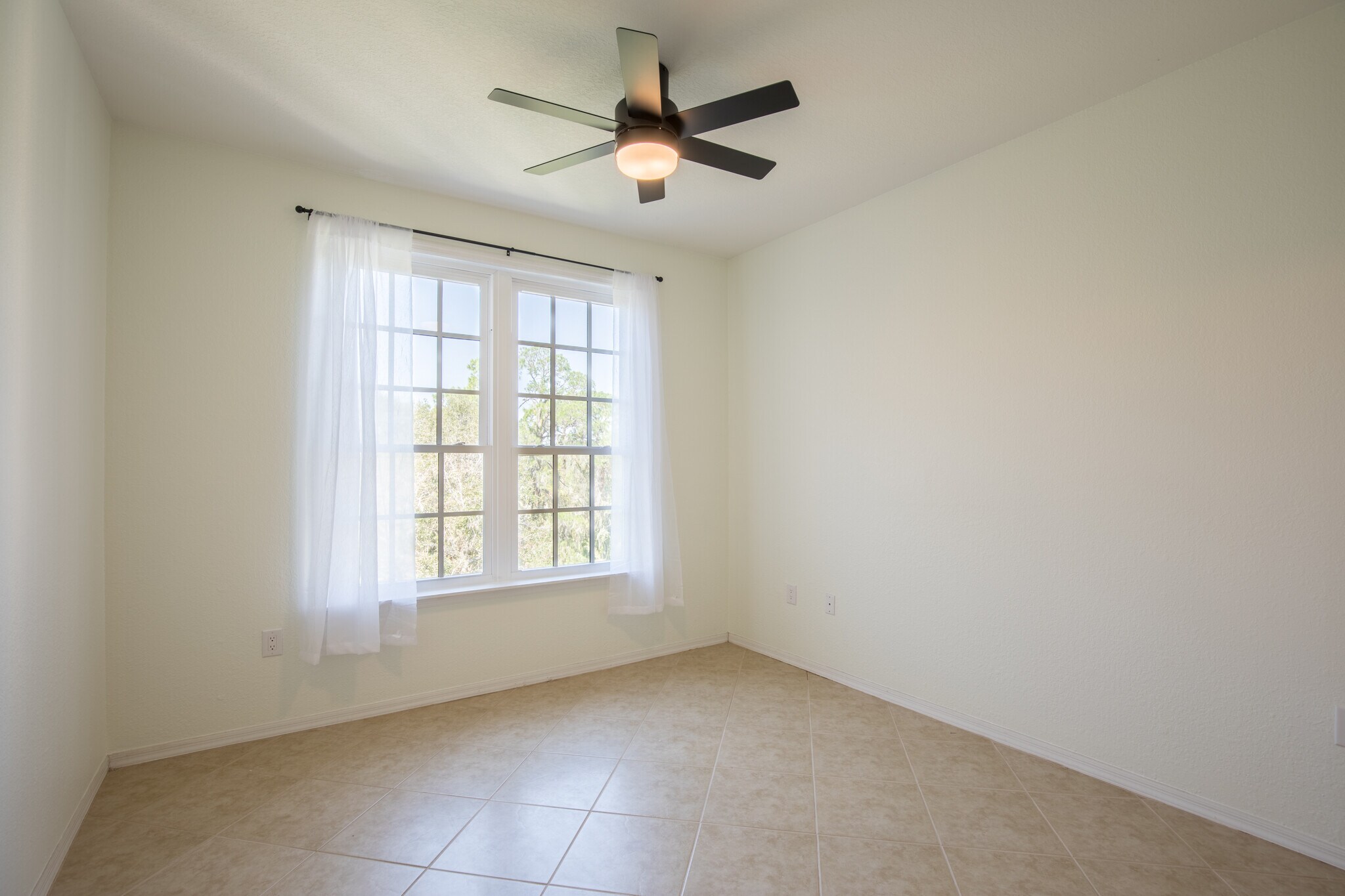 Building Photo - 4106 Central Sarasota Pky