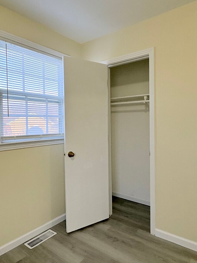 Building Photo - 1232 N Sunrise Dr