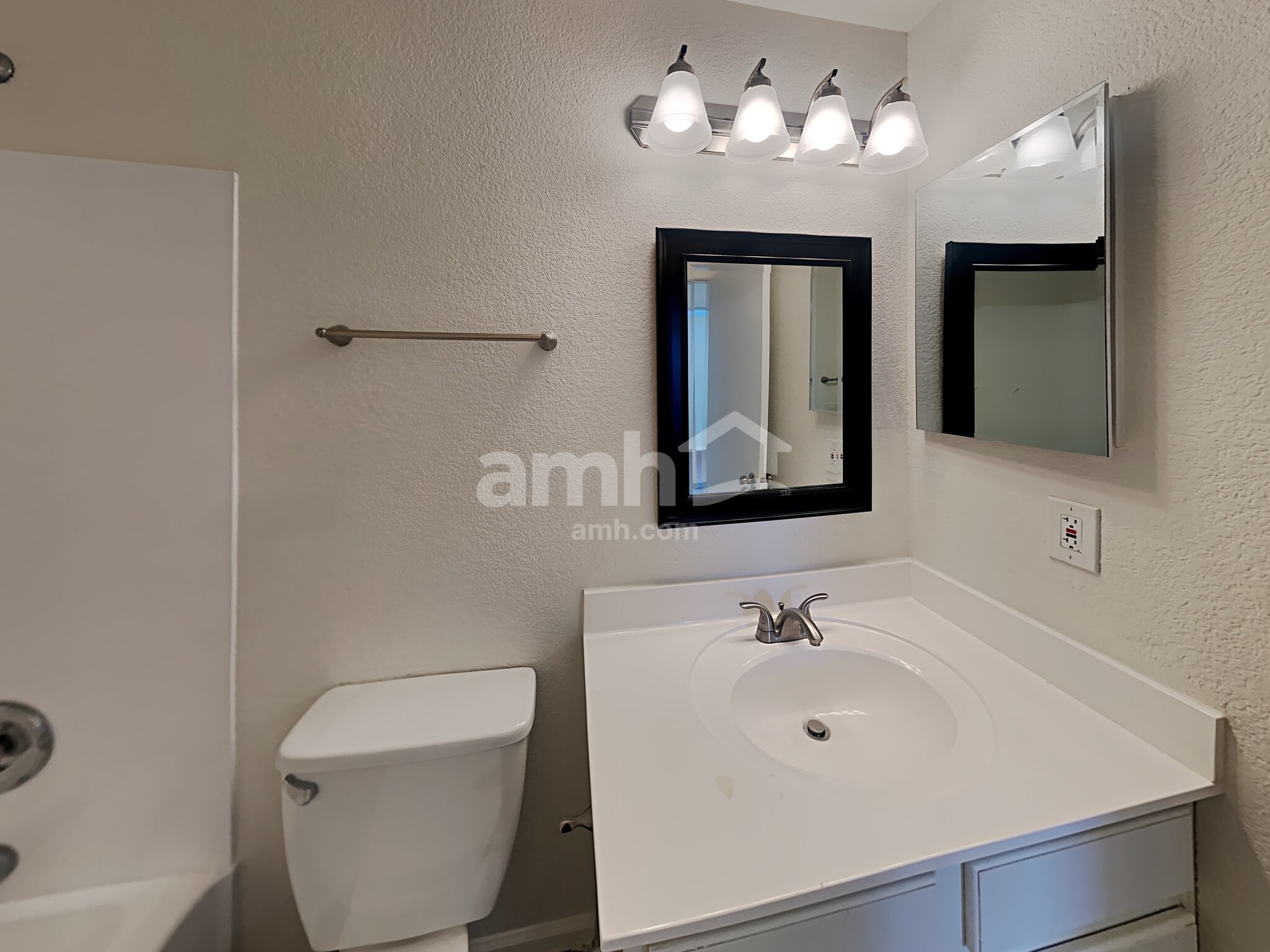 Building Photo - 16007 W Moreland St