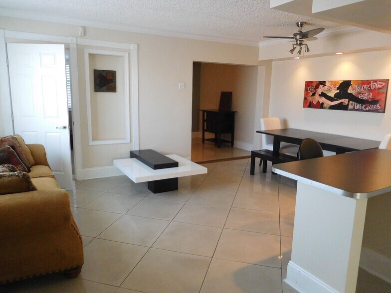 Living/dining area - 112 S Federal Hwy