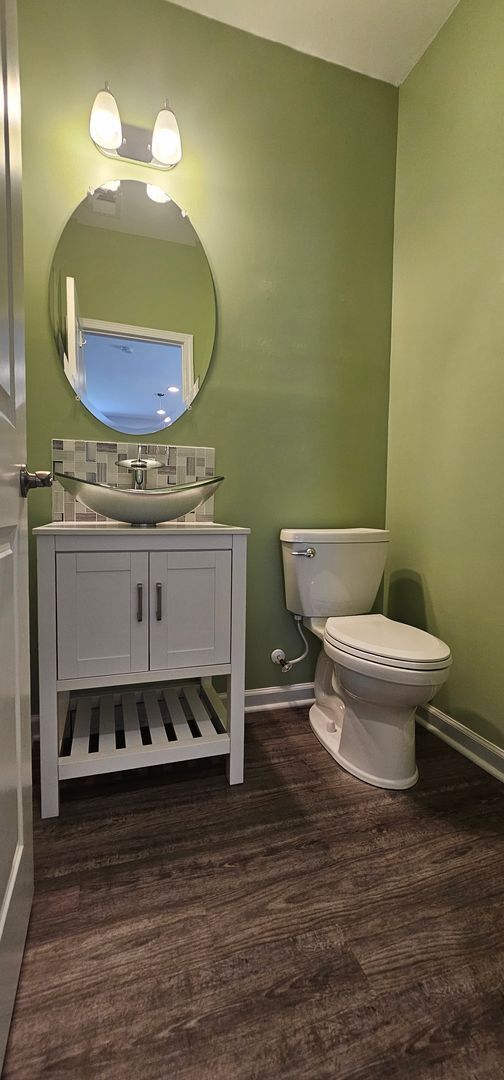 Building Photo - Live where charm meets convenience-Glenmoo...