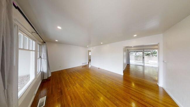 Building Photo - Nice Patio, Private Yard on Mary Lane! (Le...