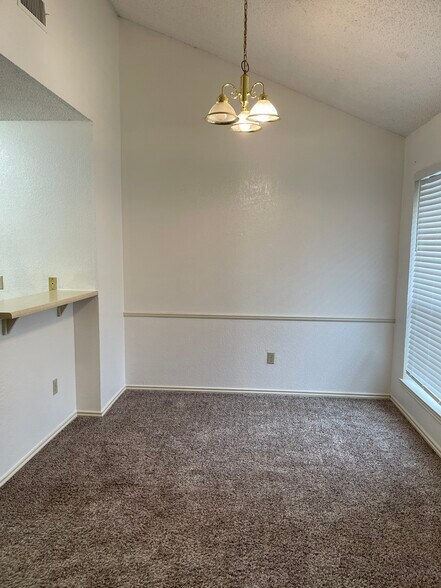 Building Photo - 1007 Spring Loop