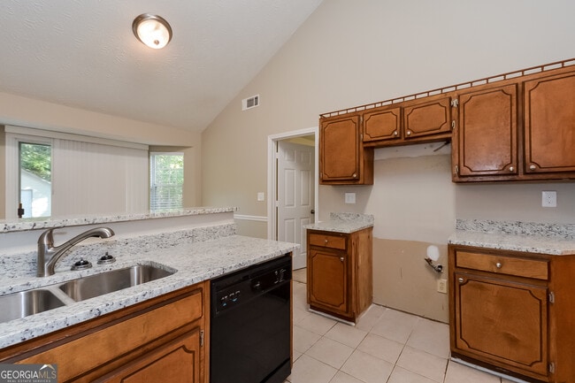 Building Photo - 330 E Country Woods Dr