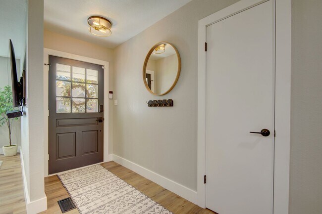 Building Photo - Gorgeous, updated home, turn-key and ready...