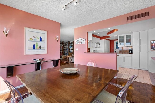 Building Photo - 601 Longboat Club Rd