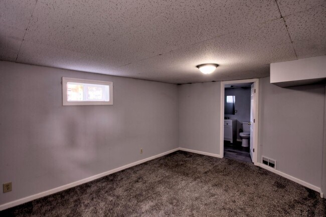Building Photo - 33 Marshall Dr