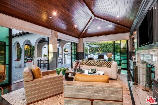 Building Photo - 1445 Vía Cresta