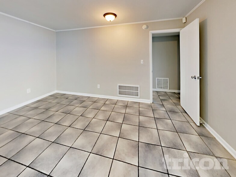 Building Photo - 7102 Woodfield Dr