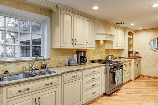 Building Photo - 148 Heritage Rd