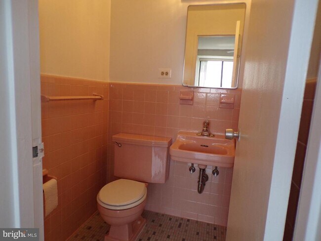 Building Photo - 4390 Lorcom Ln