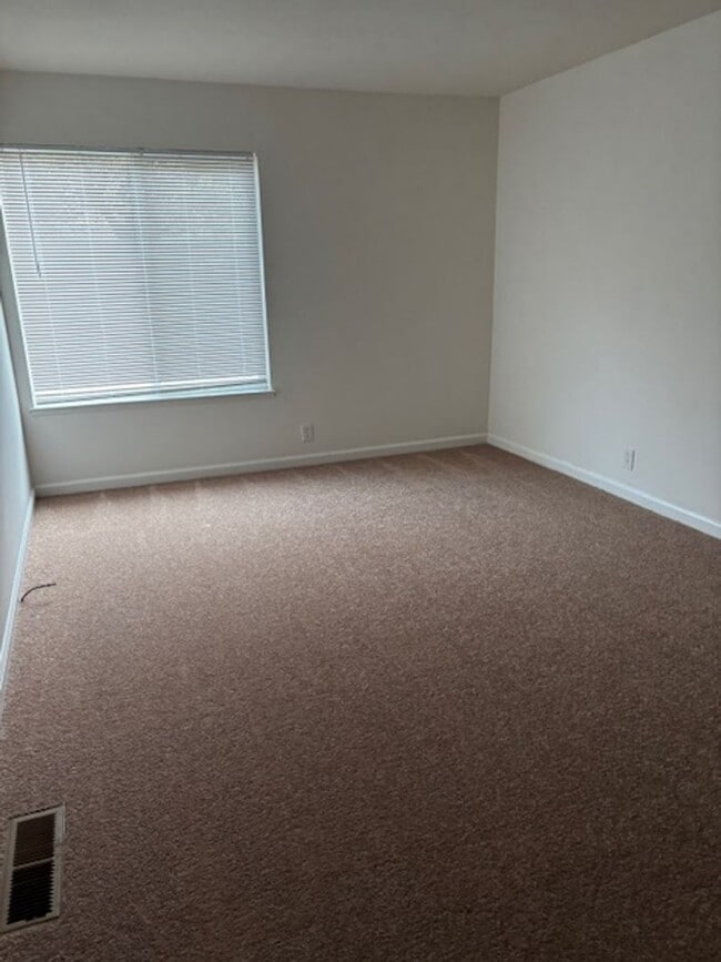 Building Photo - Large 2-Story home in a quiet Cul-de-sac