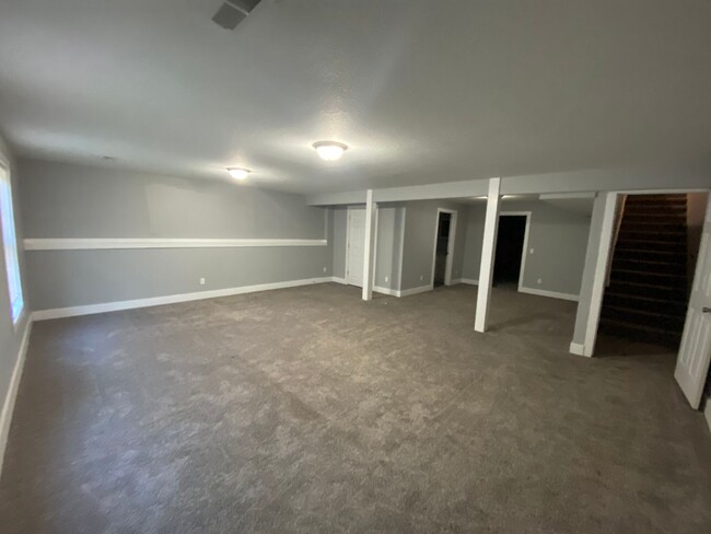 Building Photo - 3 Bedroom 3 Bath and lots of living space!...