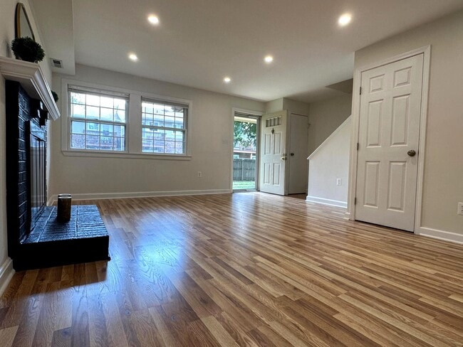 Building Photo - 411 Hampton Ct