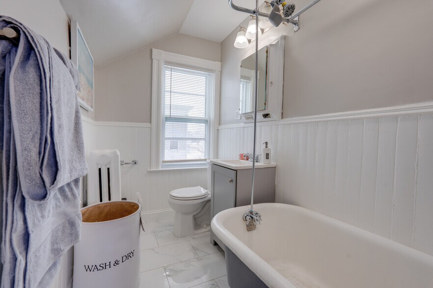 Building Photo - 1102 Sunset Ave