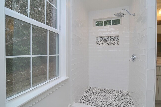 Building Photo - Beautiful 3 bedroom/2 bath house in highly desirable Shandon location! Available June 2026!