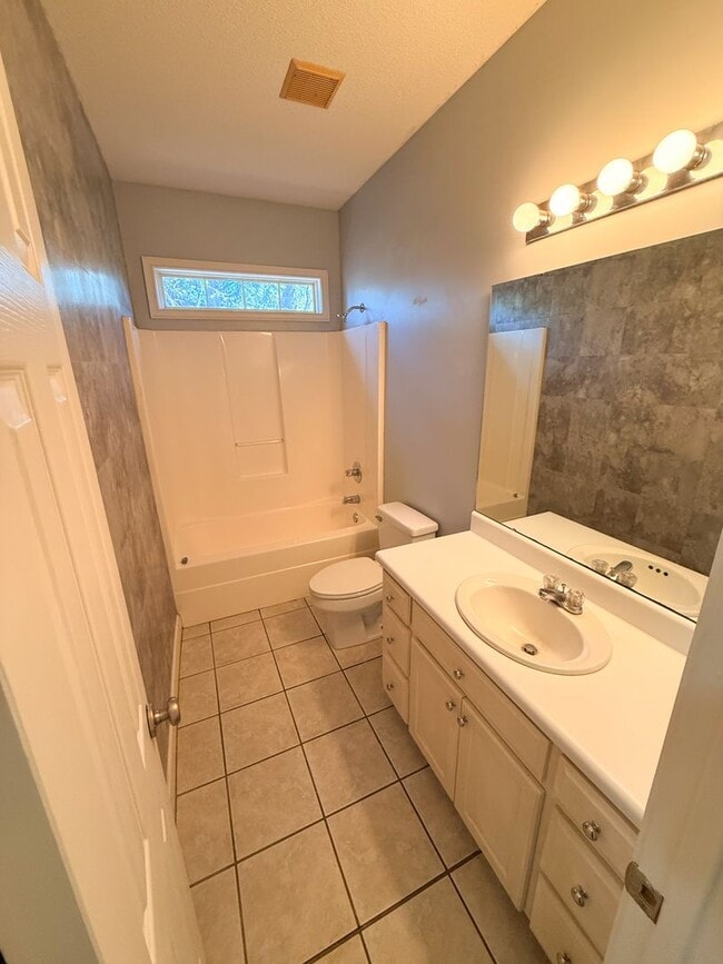 Building Photo - 2409 Riverside Dr