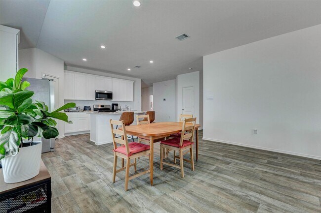 Building Photo - 31426 Yatesbury Ln
