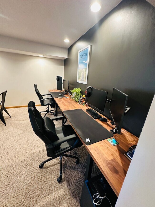 Building Photo - Sophisticated Condo Retreat on Old Mission Peninsula