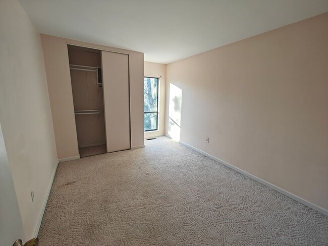 Building Photo - Multi unit townhome