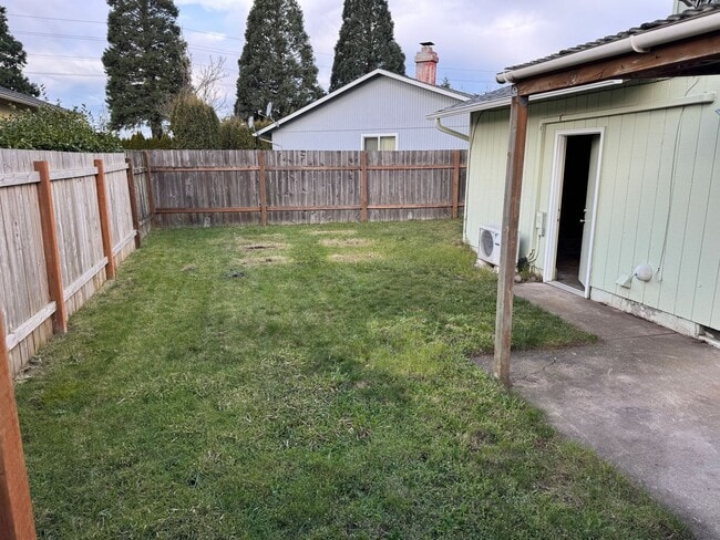 Building Photo - Updated 2 bedroom 1 1/2 bath duplex in Springfield!