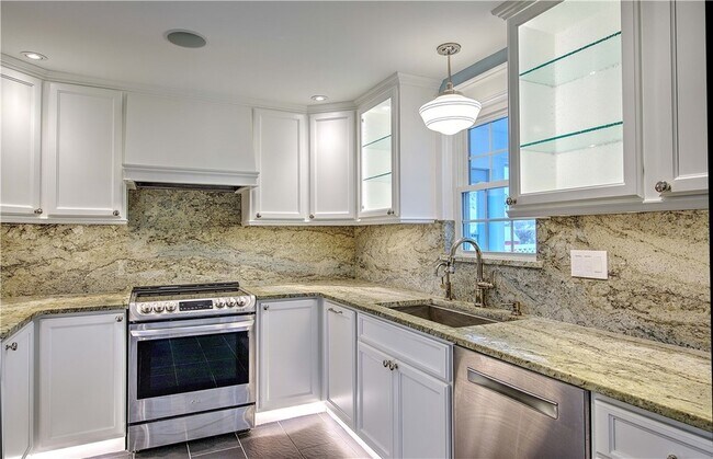 Building Photo - 11 Elmcroft Ave