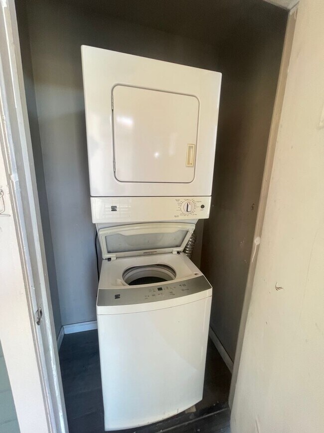 Building Photo - Bright 3BD Condo in Gated Community