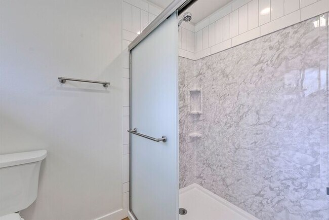 Building Photo - Single Level Ranch Style Home in Singing W...