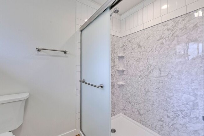 Building Photo - Single Level Ranch Style Home in Singing Woods!