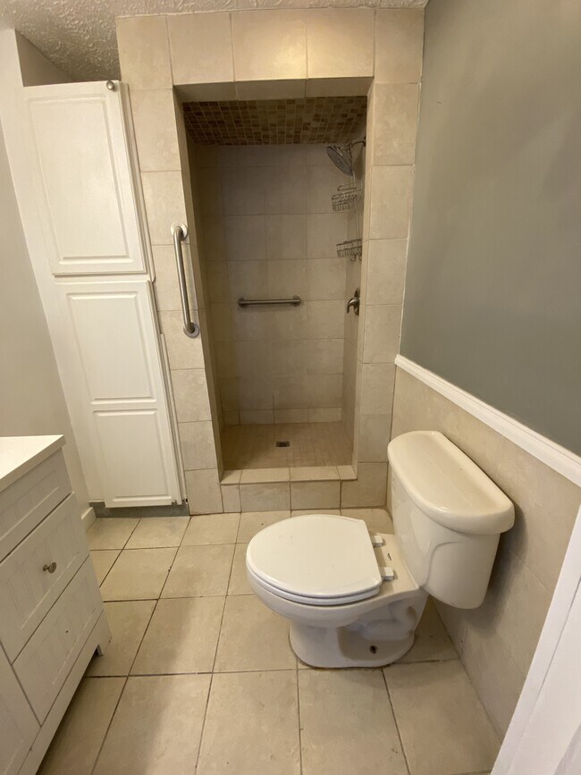 Building Photo - 174 N Buhl Farm Dr