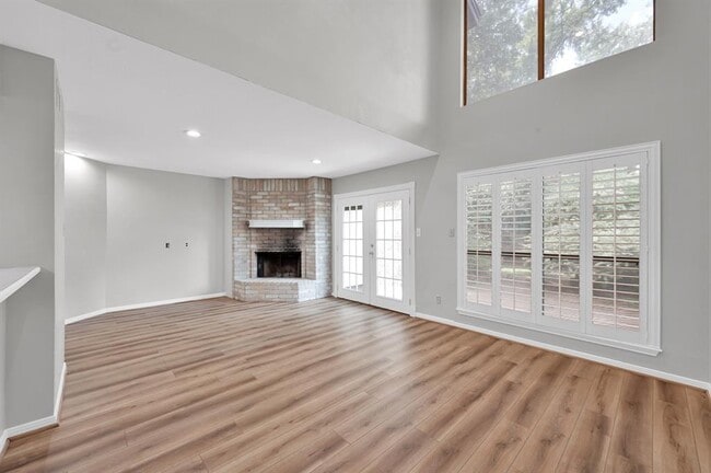 Building Photo - 3843 Knollcrest Dr