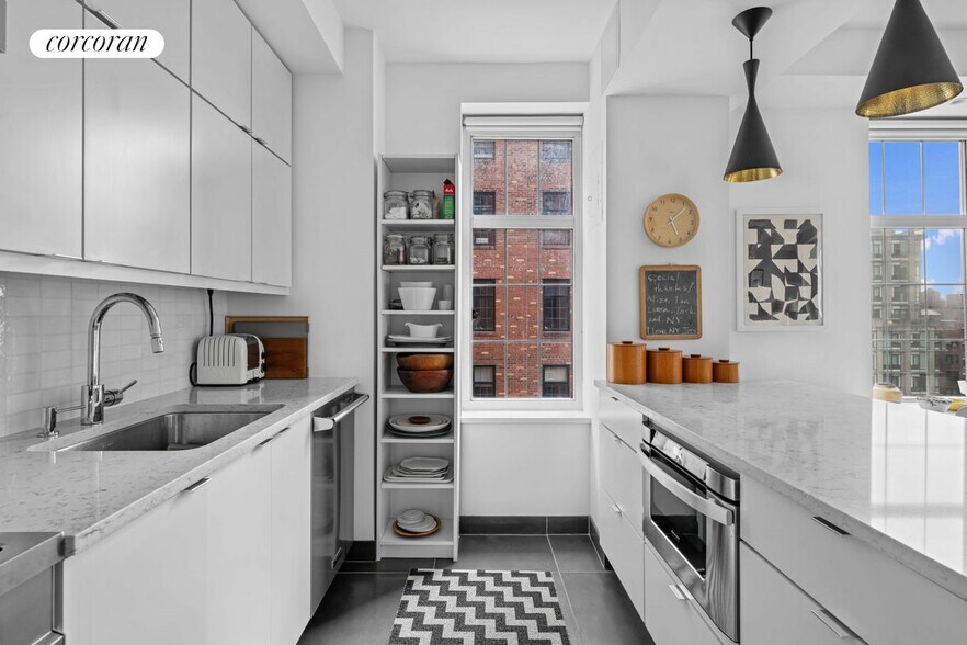 Building Photo - 470 W 24th St