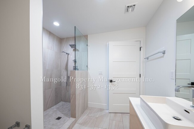 Building Photo - Luxurious 2-Bed 2.5-Bath Condo Located in ...