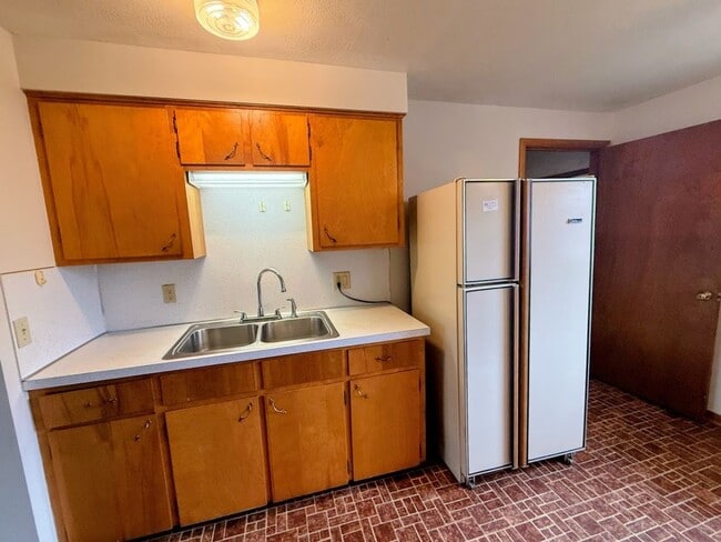 Building Photo - Two-bedroom one bathroom 1st level apartment for rent