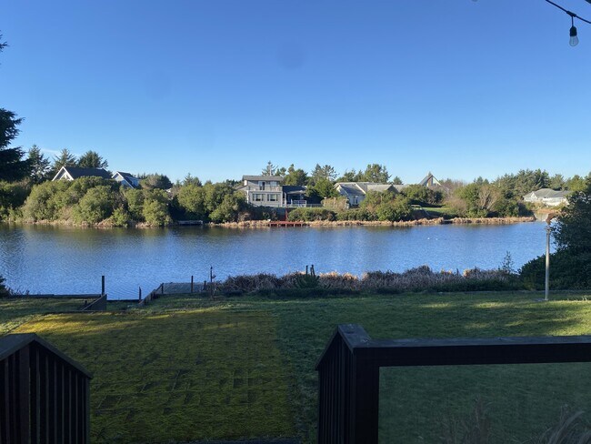 Building Photo - 348 Cockle St SW