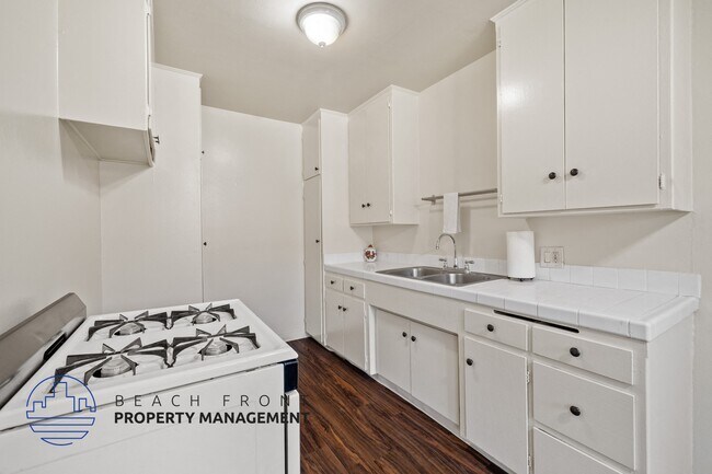 Building Photo - 621-625 Hyde Park Blvd.