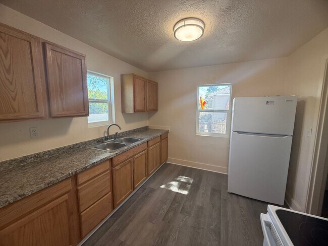 Building Photo - 2 bedroom 1 bath House